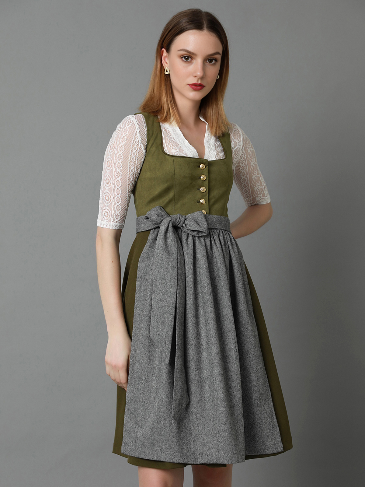 Modernes Dirndl Grün in urbanem Setting