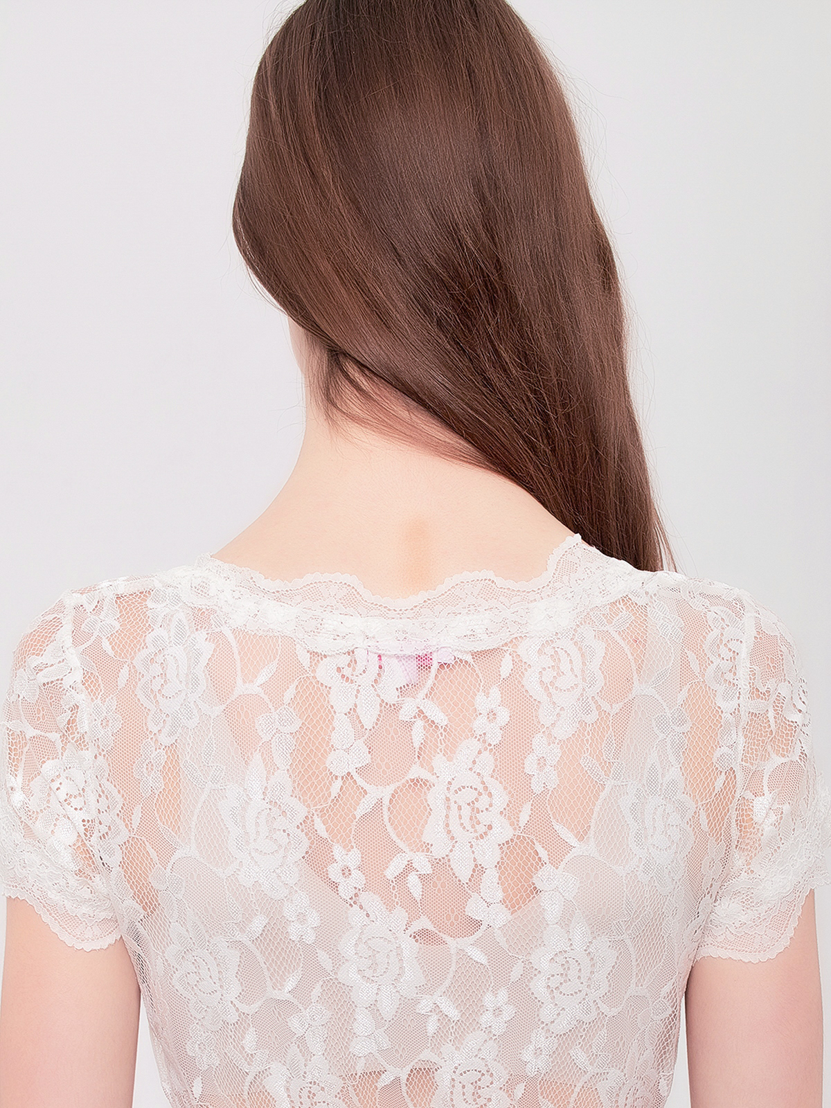 Modernes schwarzes Dirndl mit figurbetonter Silhouette