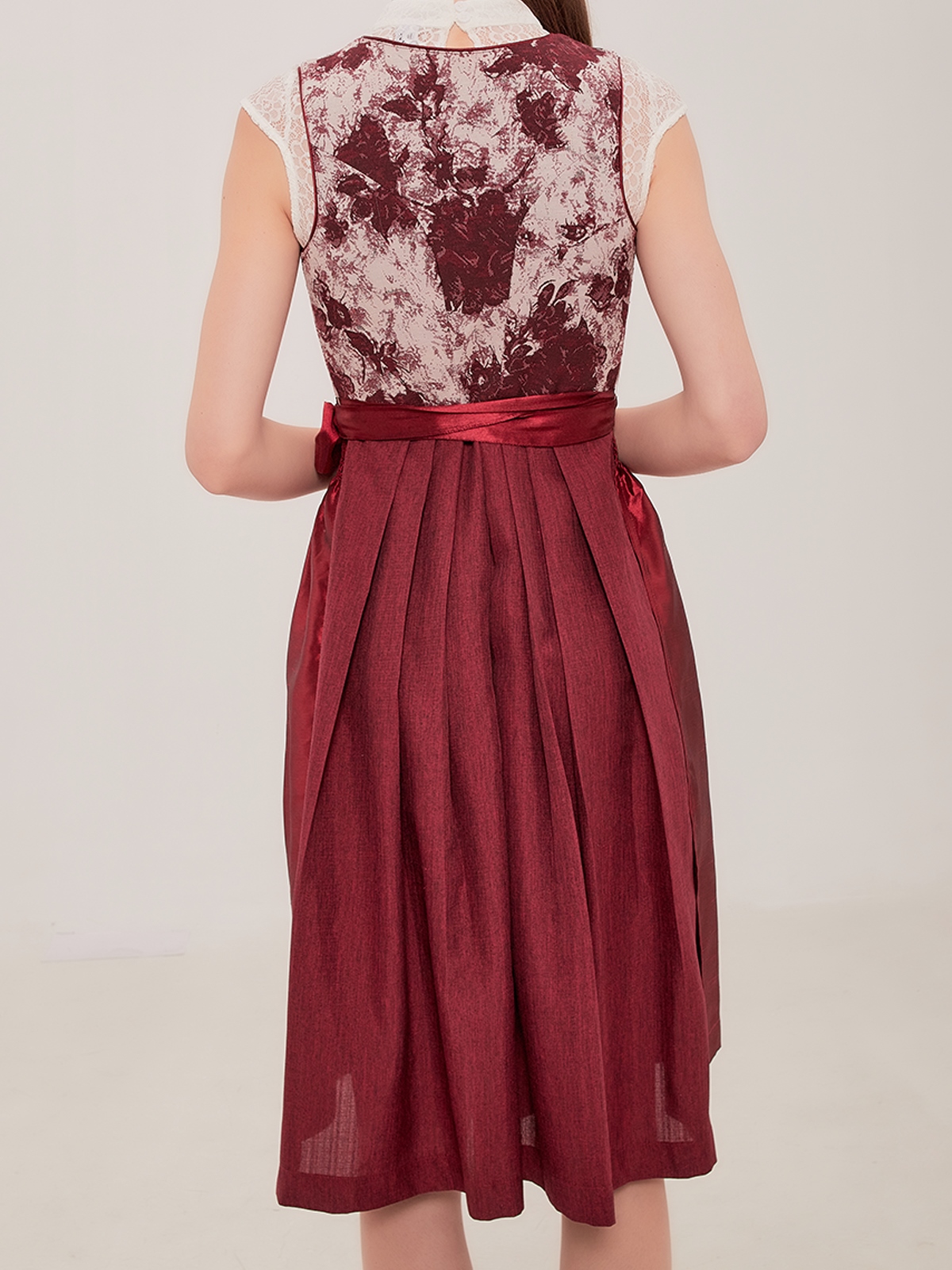Rote Dirndlbluse mit traditionellem Dirndl