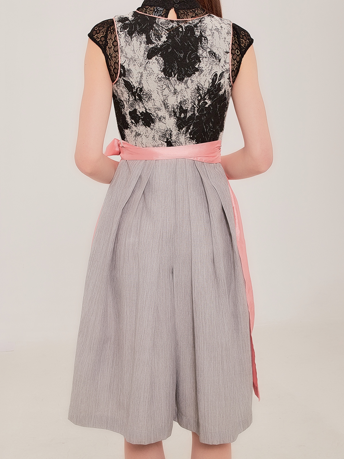 Modernes Dirndl in Schwarz mit Spitzenbluse