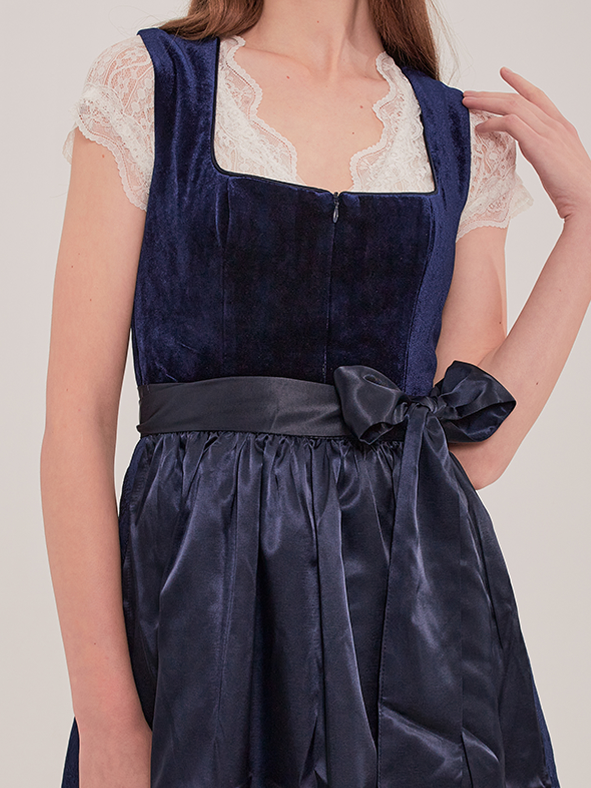 Dirndl in Blau mit raffiniertem Ausschnitt