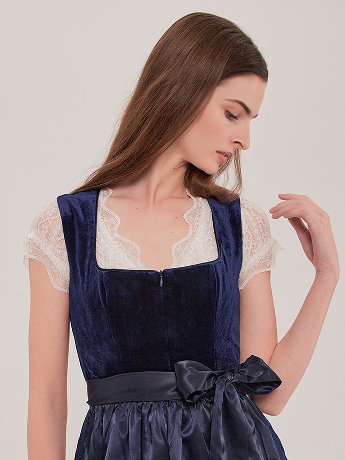 Grau Rosa Dirndl in modernem Design