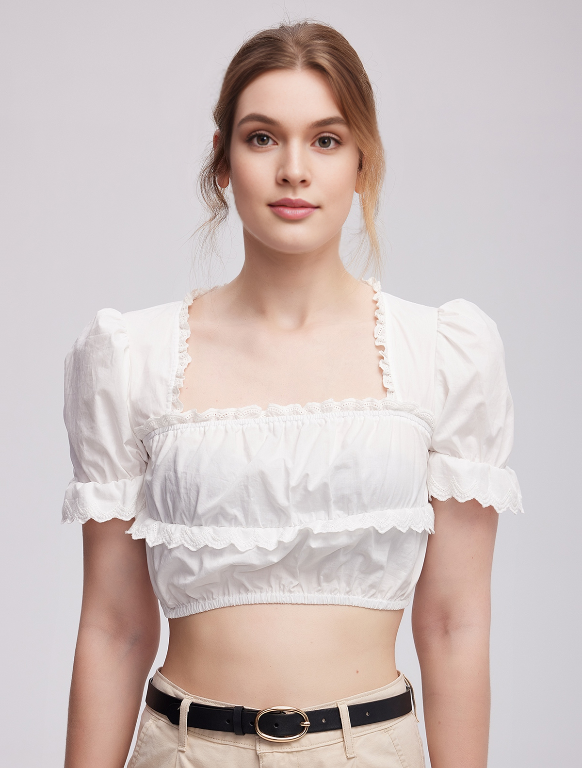 Dirndl mit weißer Bluse – elegant und günstig
