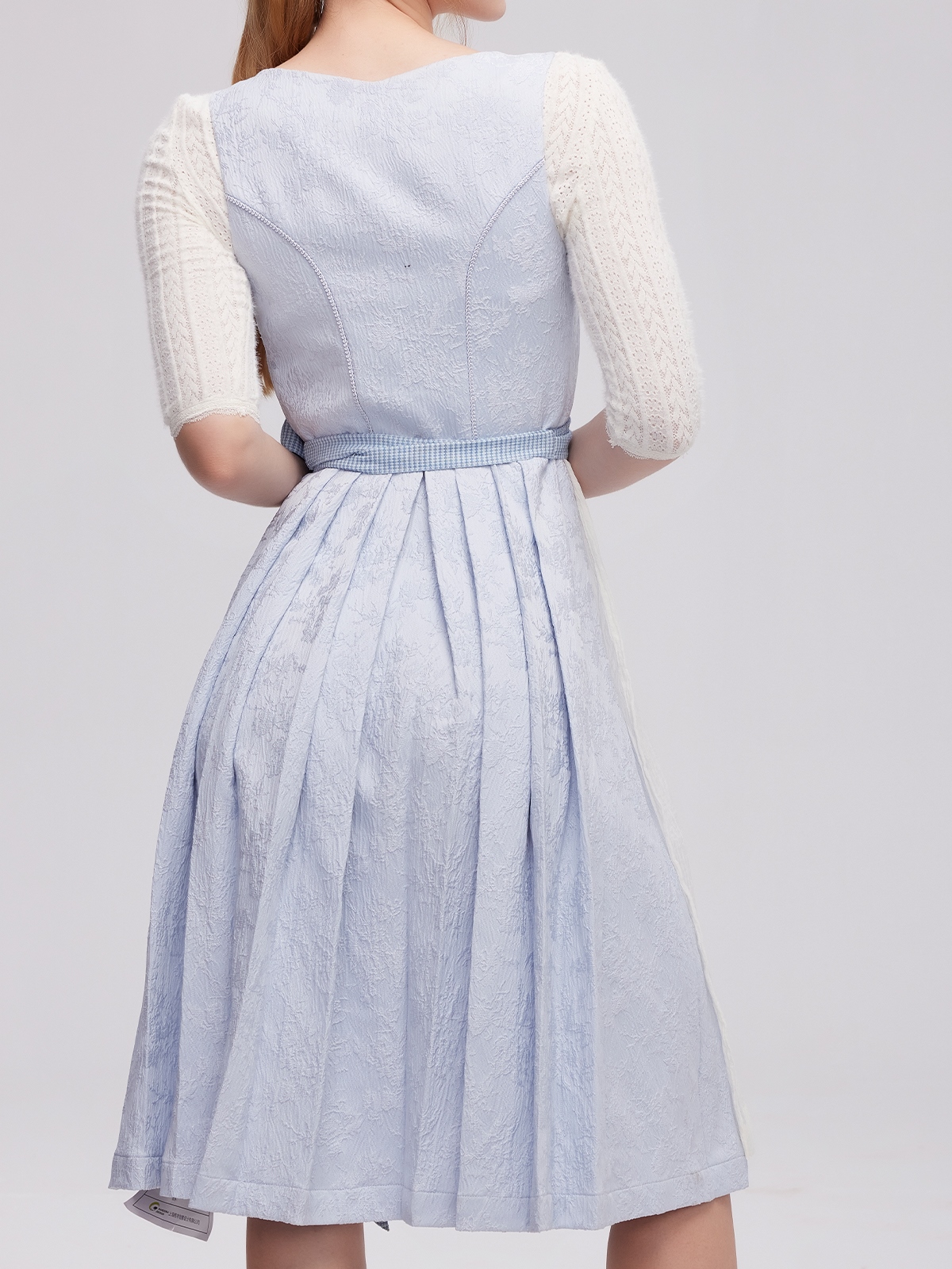 Blaues Dirndl mit floralem Muster