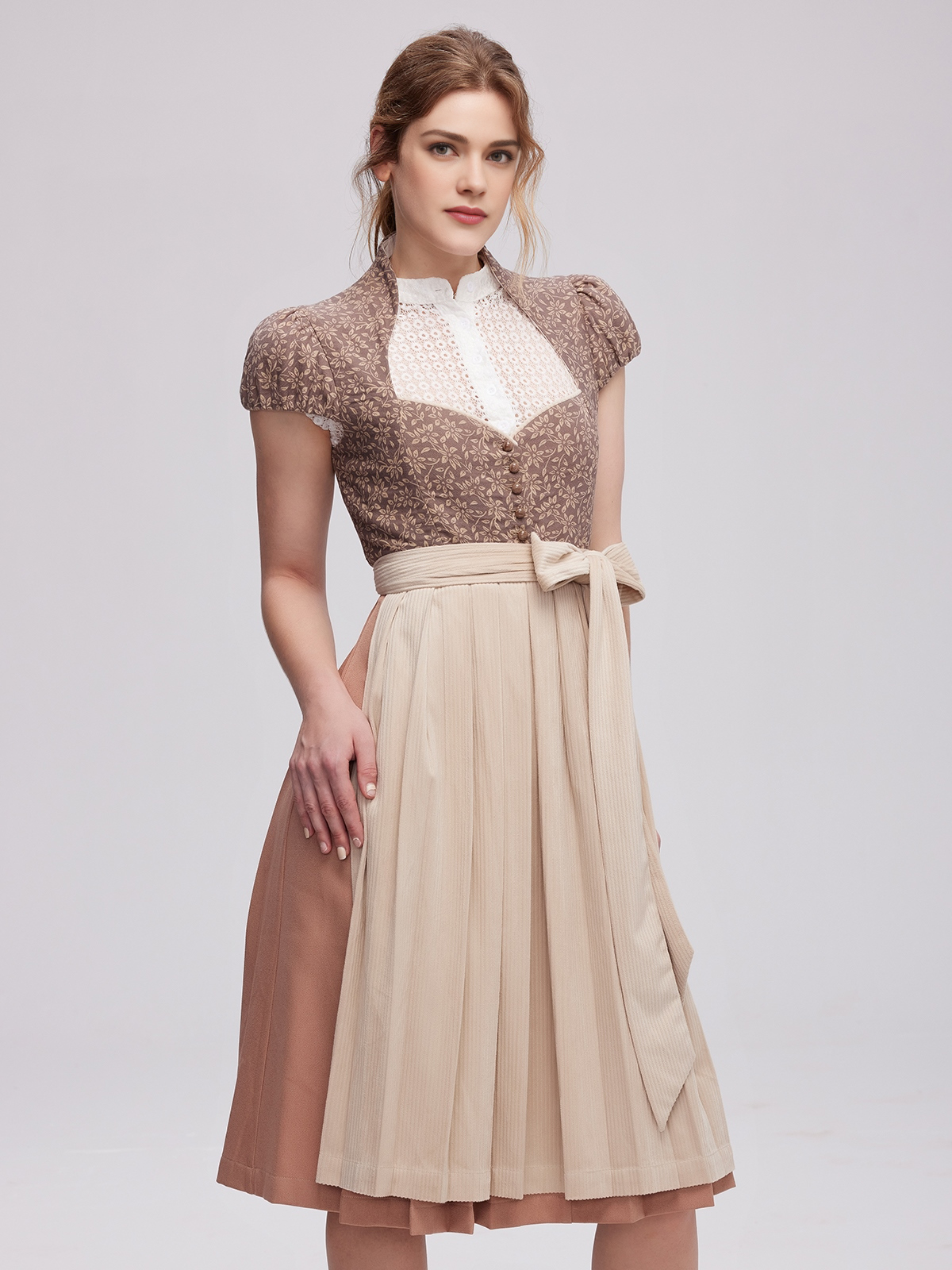 Elegantes weißes Dirndl mit Spitzenverzierungen