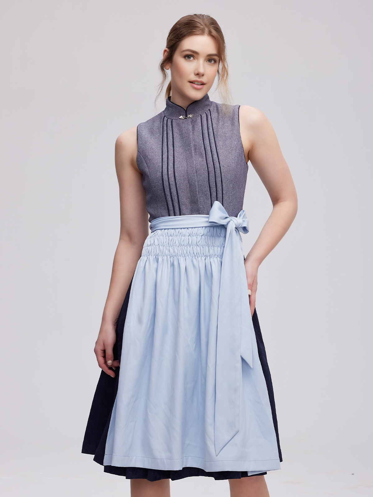 Elegantes schwarzes Dirndl mit grauer Schürze