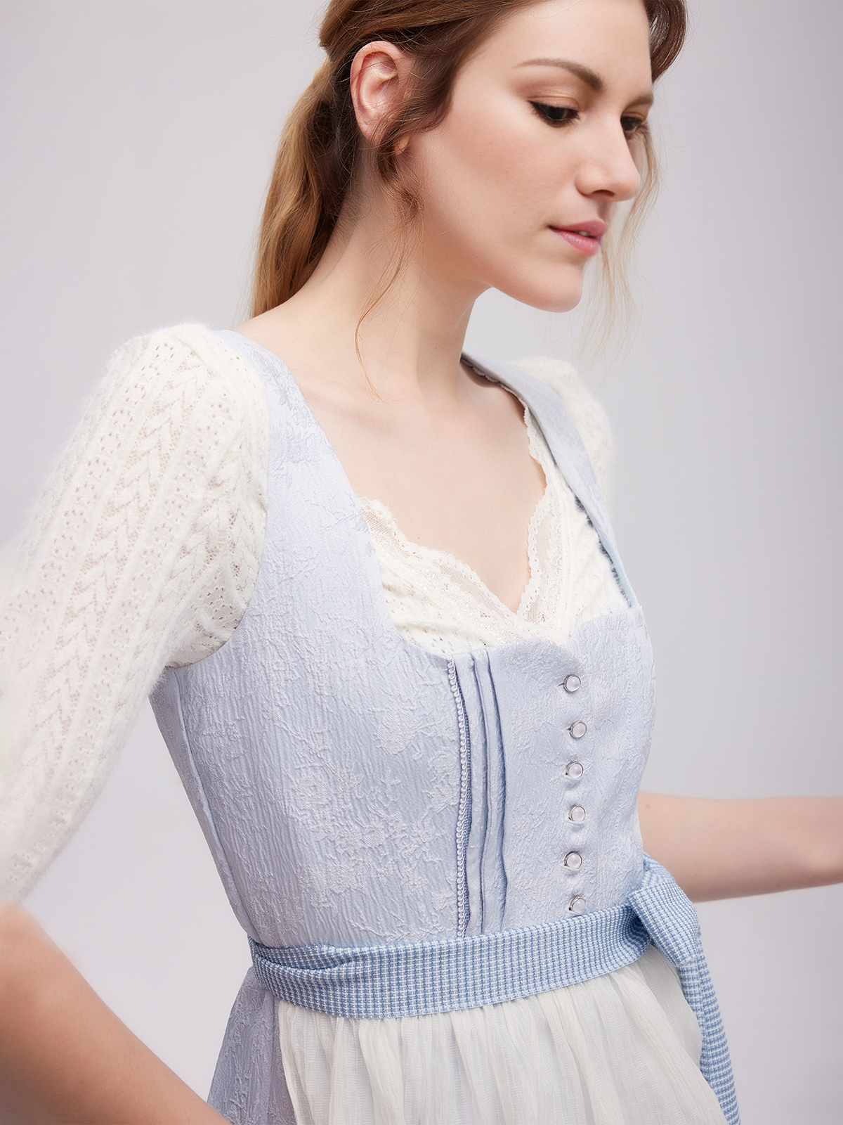 Grau Dirndl mit floralen Details