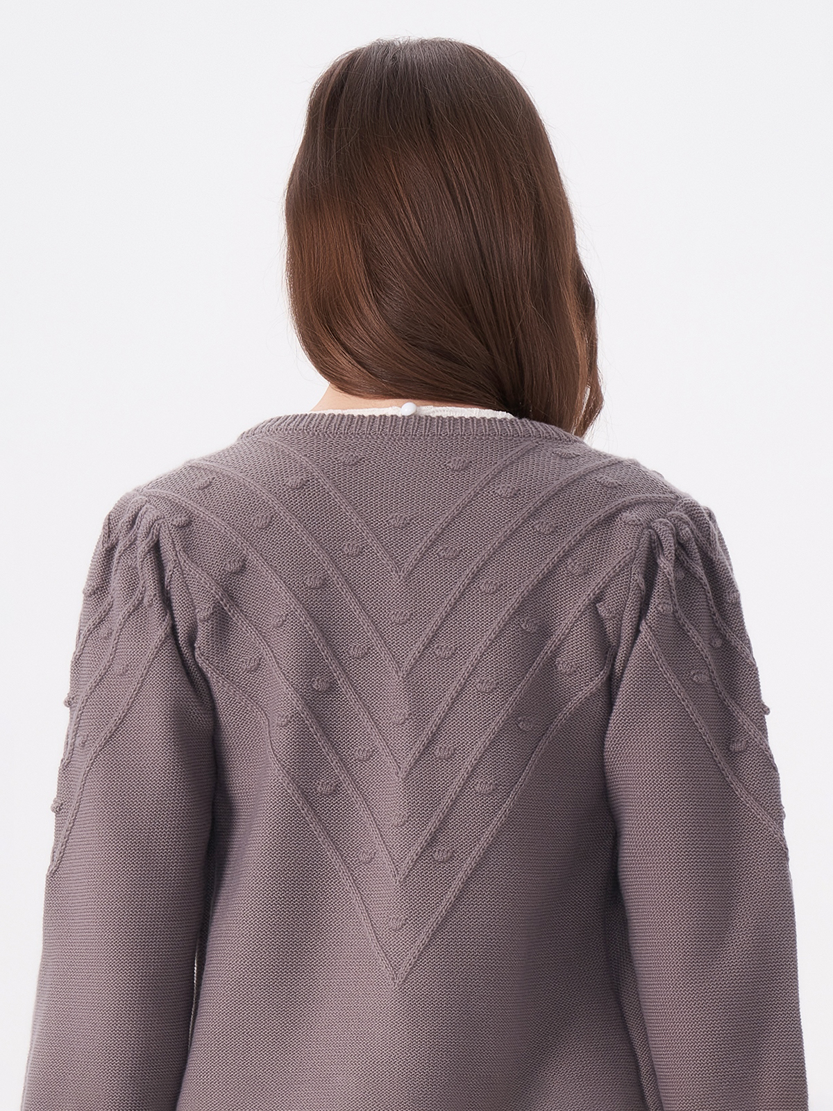 Romantische Strickmode in Grau