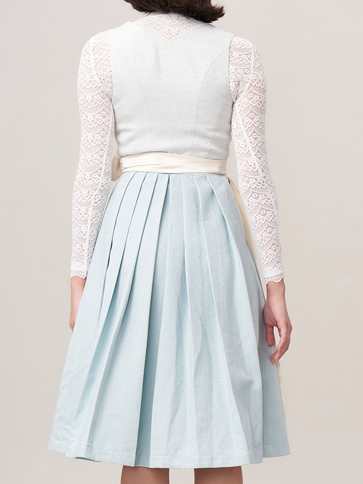 Dirndlbluse in Oliv – zeitlos und elegant