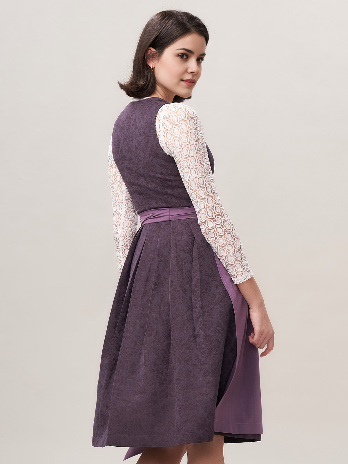 Modernes lila Dirndl mit taillenbetontem Schnitt