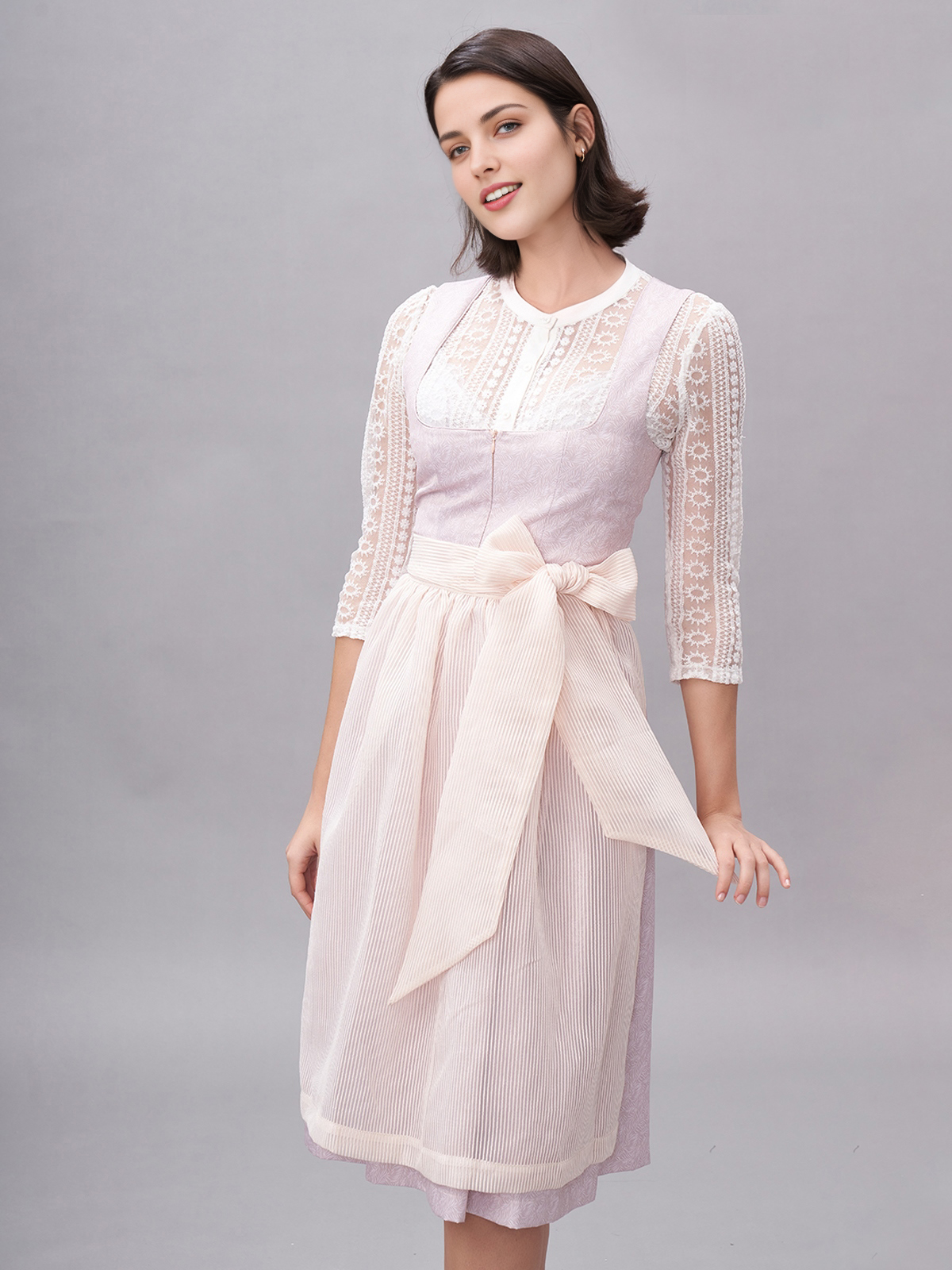 Modernes Dirndl mit hochgeschlossener Spitzenbluse