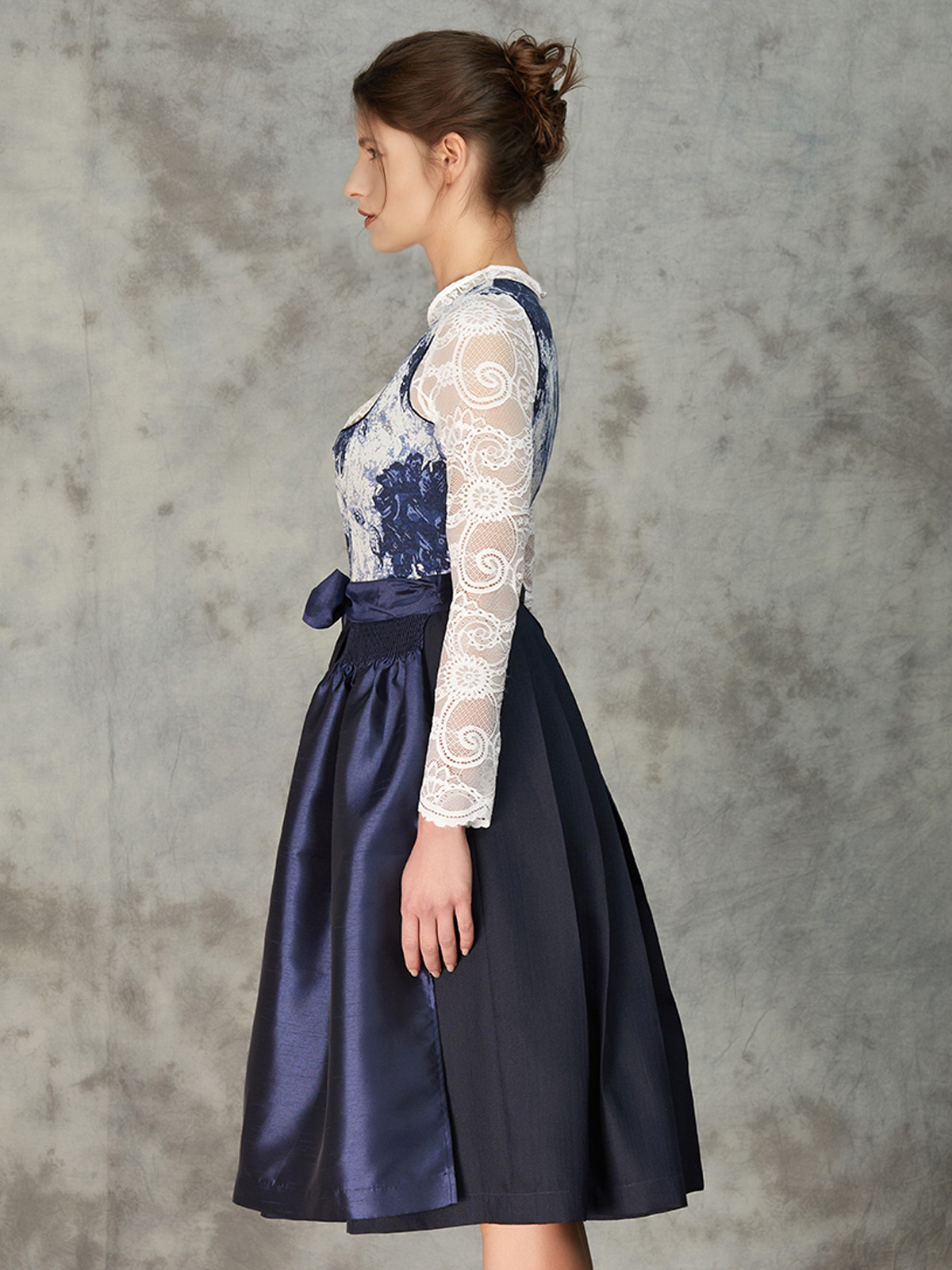 Dirndl mit Ausschnitt in Blau