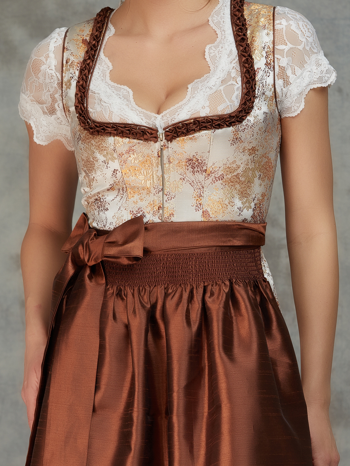 Moderne rote Dirndl mit figurbetonter Silhouette