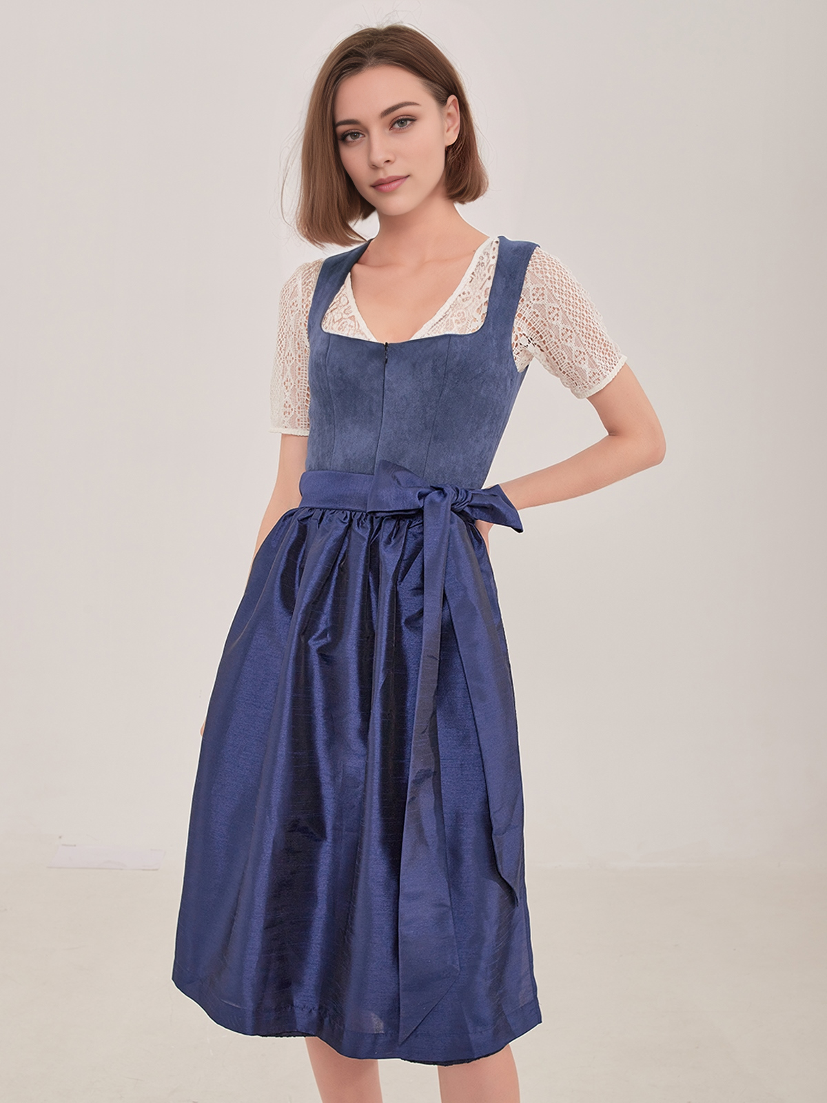 Modernes Dirndl in Blau mit Spitzenbluse