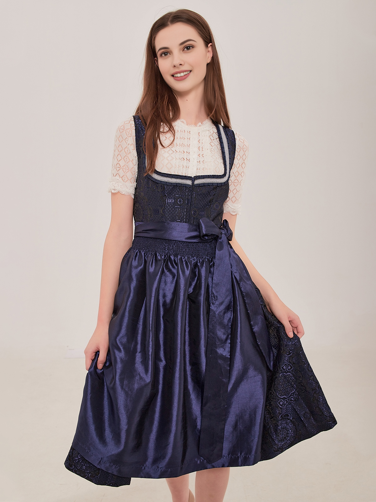 Modernes beige Dirndl mit schlankem Schnitt