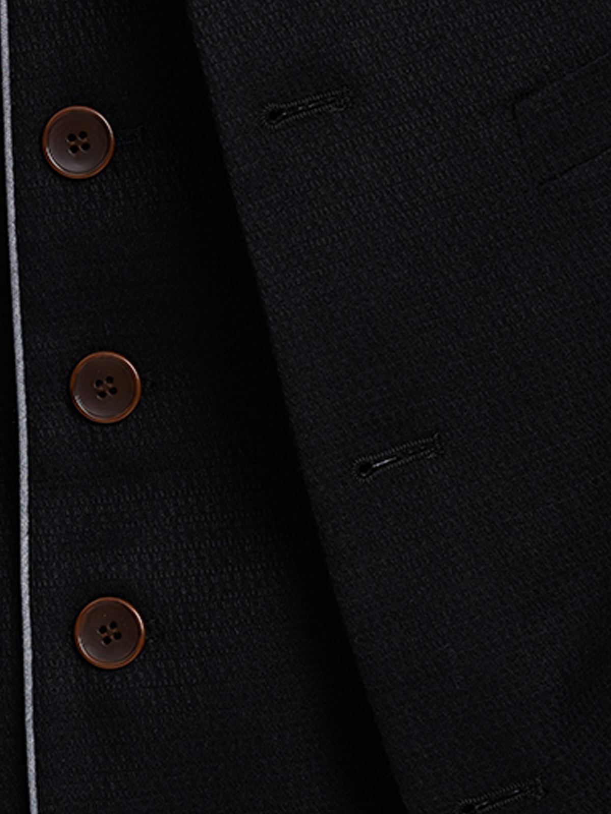 Modernes Dirndl in Schwarz – perfekt für den urbanen Look