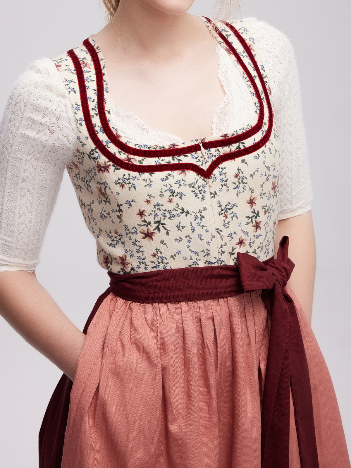 Elegantes schwarzes Dirndl mit Spitzendetails