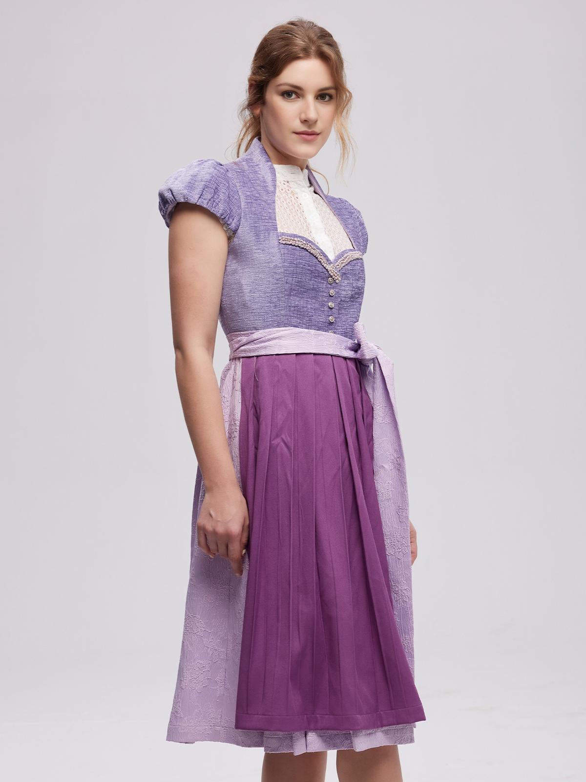 Frau in rotem Dirndl mit floralen Details