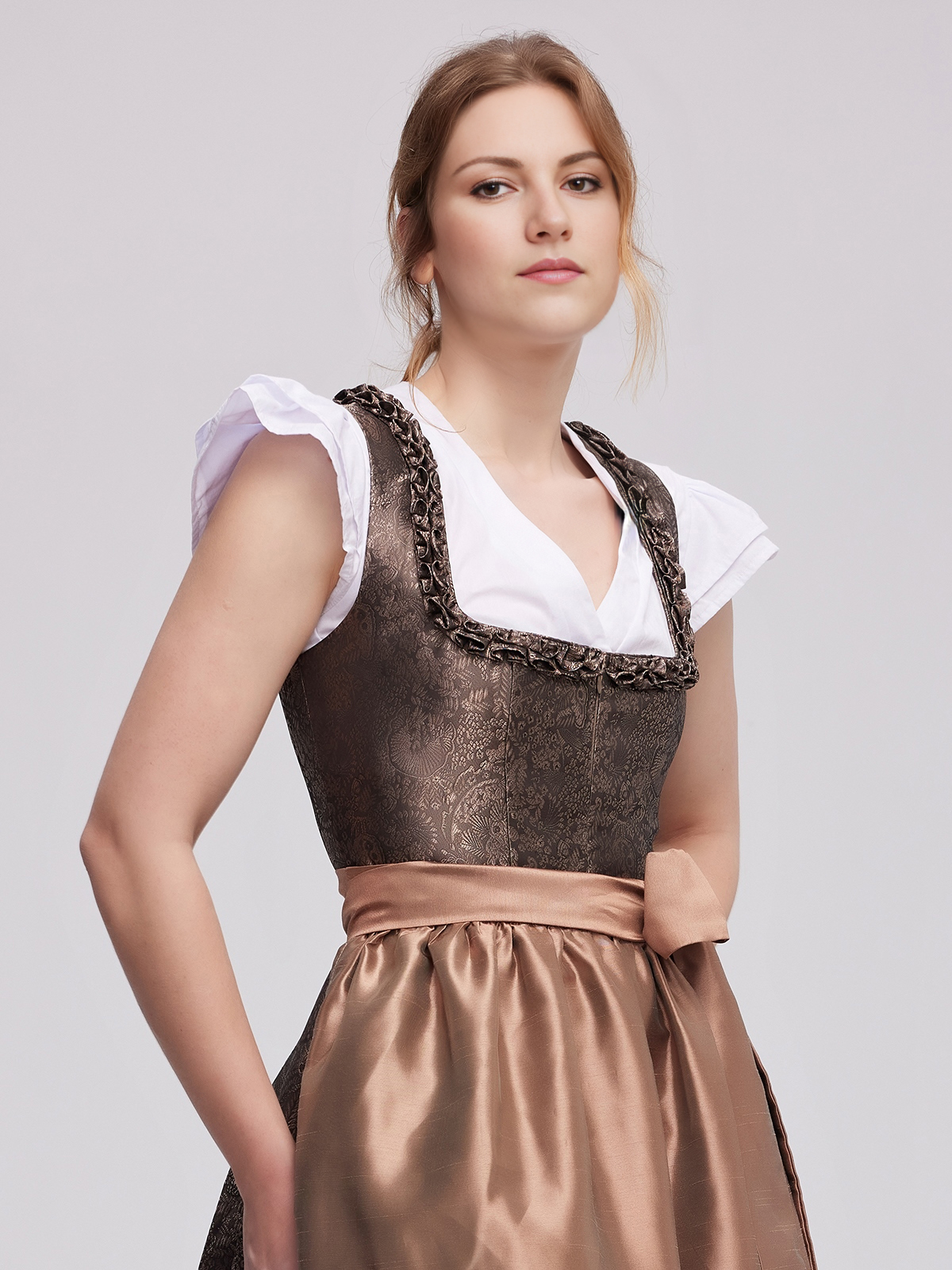 Dirndl Braun Beige mit eleganter Bluse
