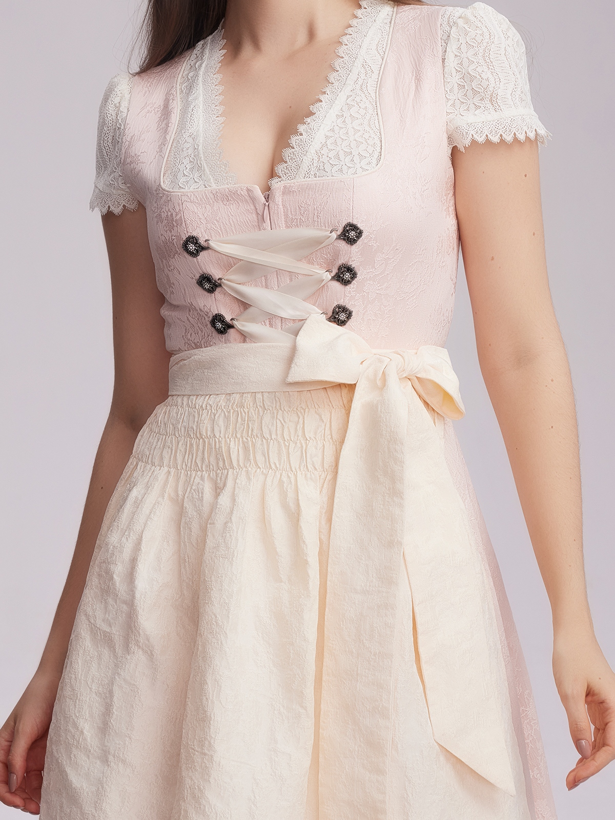 Dirndl in Beige – stilvoll und vielseitig