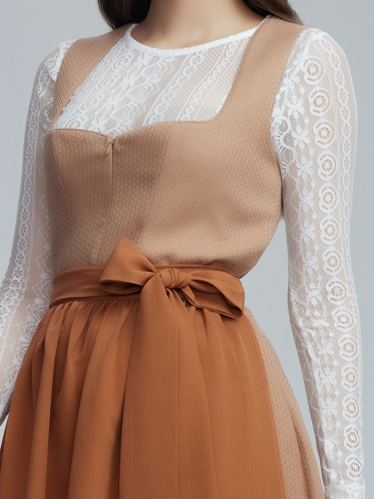 Modernes Dirndl Königsblau mit figurbetonter Silhouette