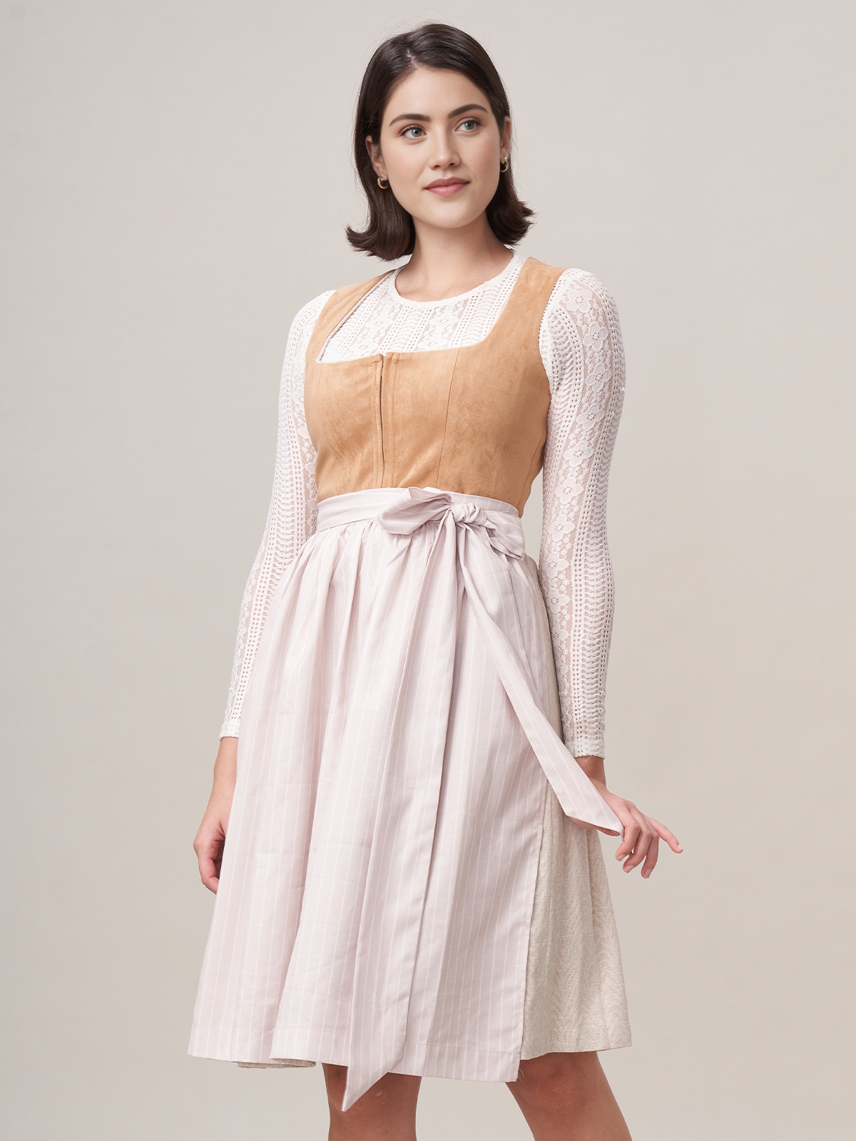 Ein elegantes braunes Dirndl mit floralen Akzenten