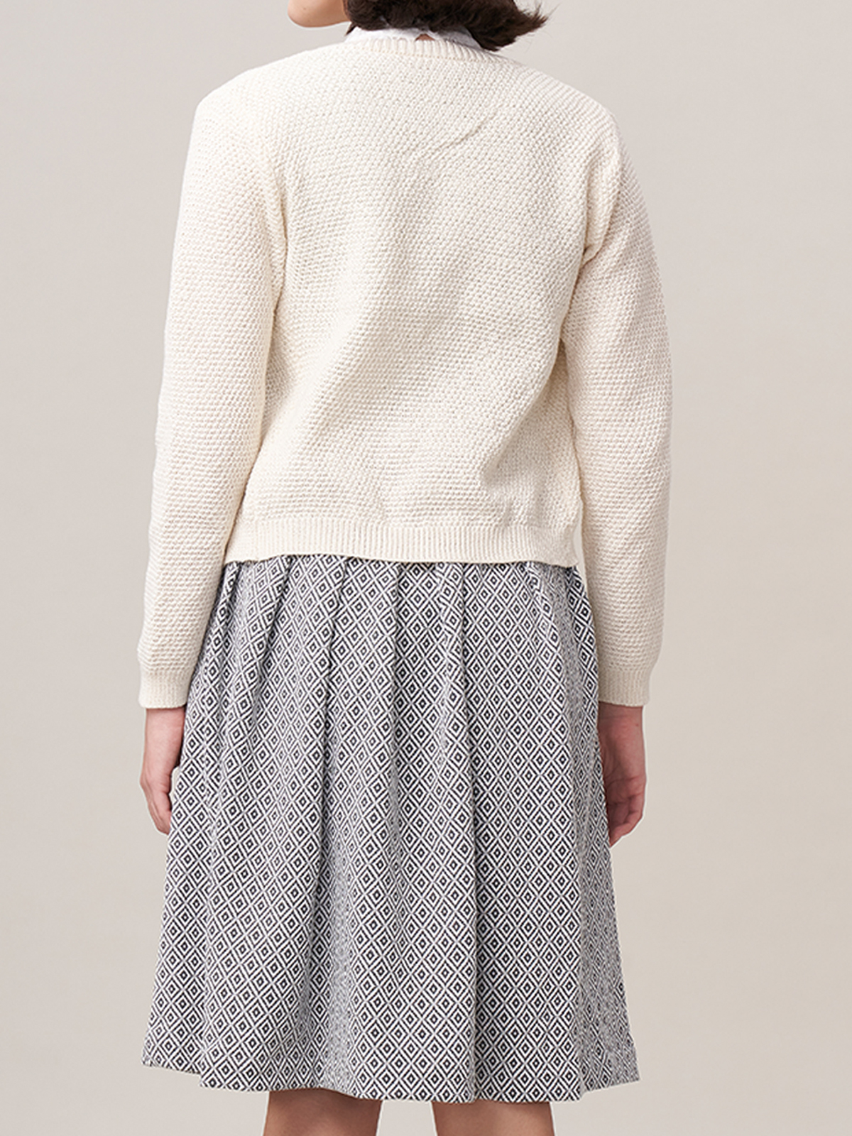 Ausschnitt Dirndl in Weiß – feminin und stilvoll