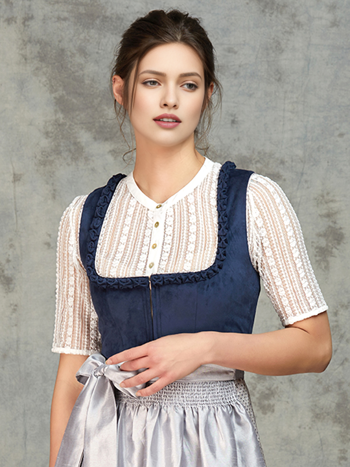 Blaues Samt-Dirndl