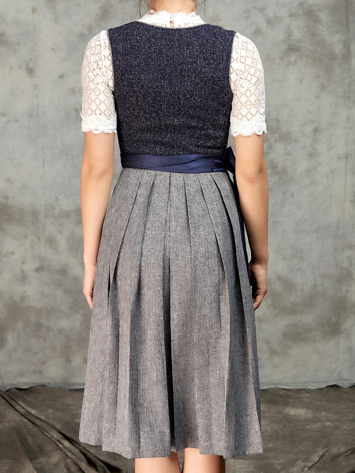 Dirndl in Blau – perfekt für Schwangere