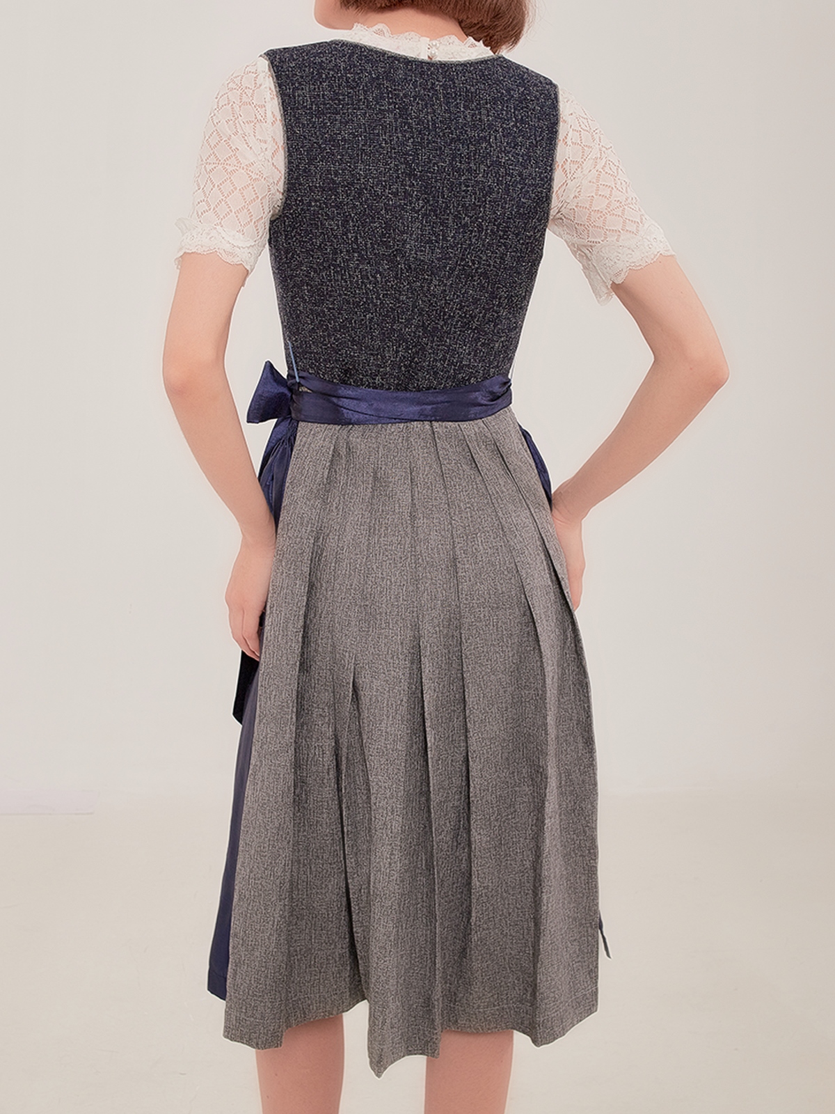 Schwarz Dirndlbluse mit traditionellen Details