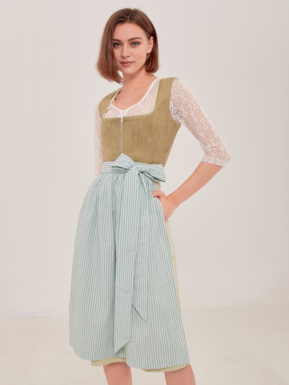 Modernes grünes Dirndl mit floralen Details