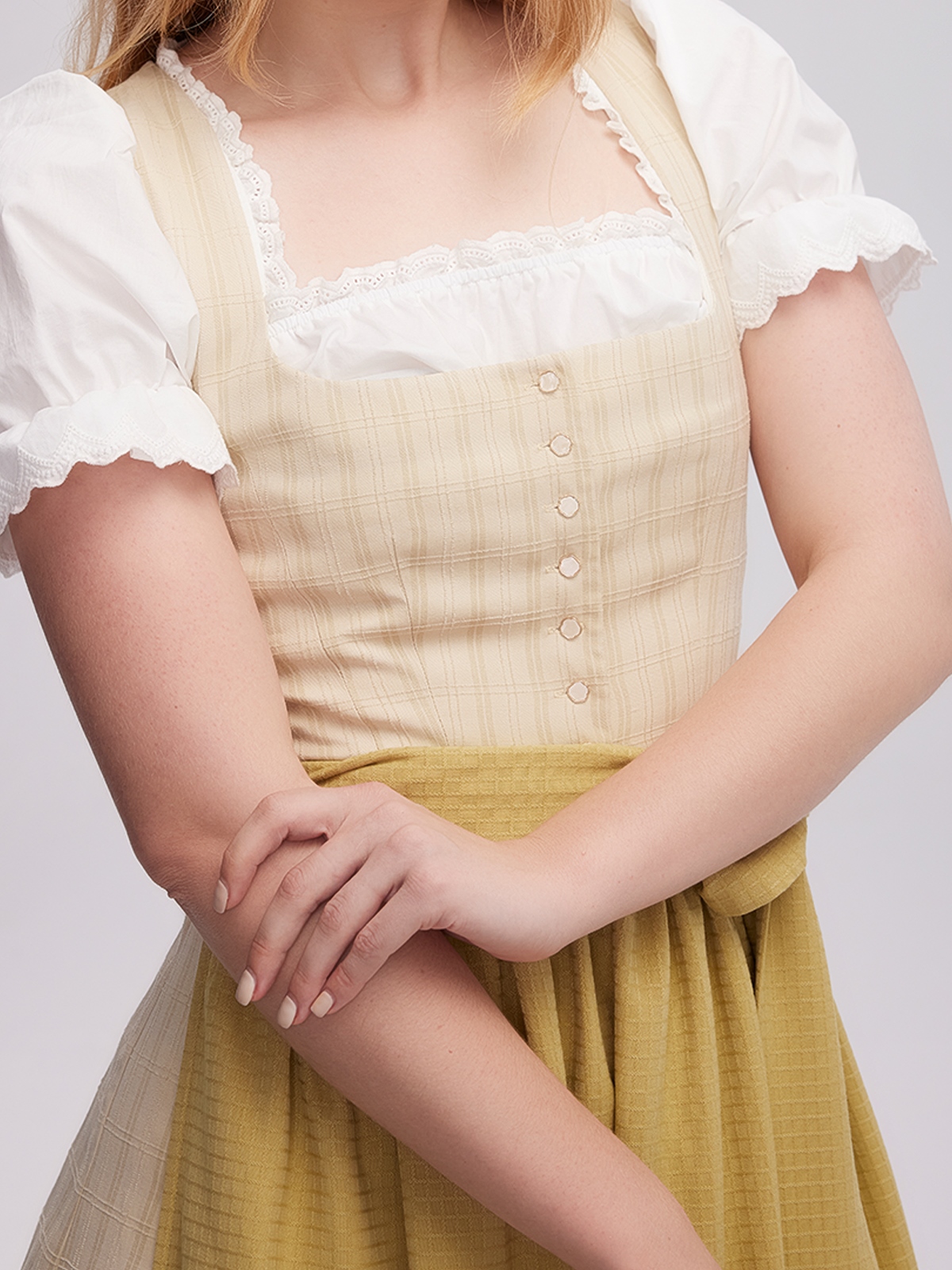 Dunkel blaues Dirndl mit eleganter Schürze