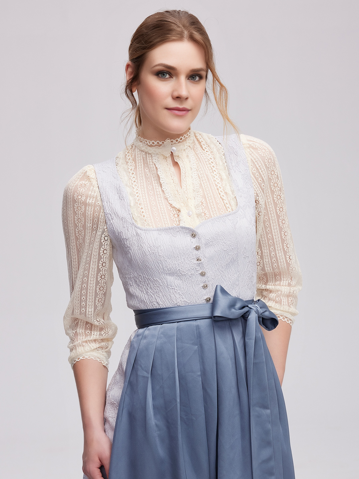 Dirndl in Blau – Eleganz und Tradition vereint