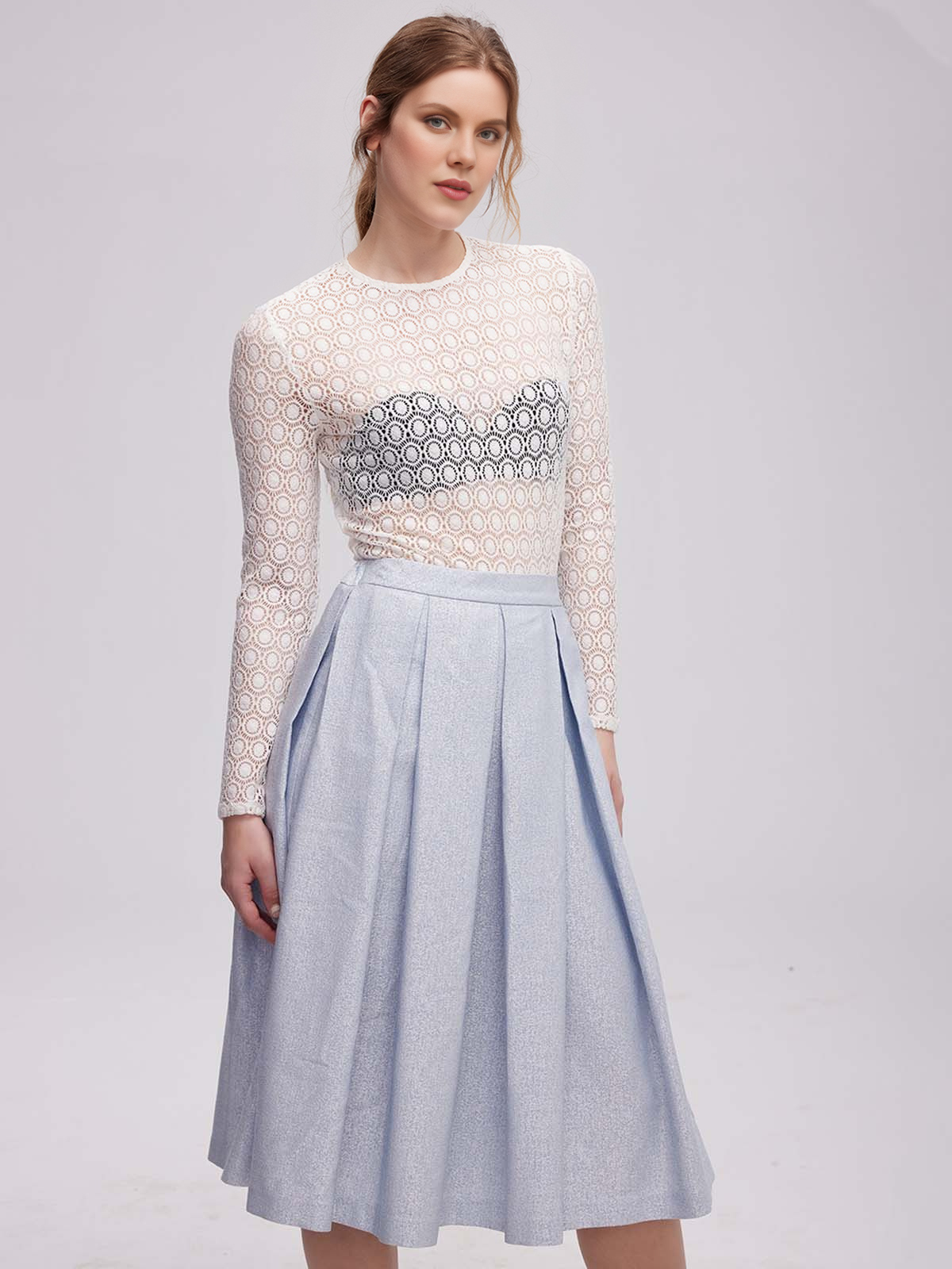 Modernes Dirndl in Blau mit floralen Details