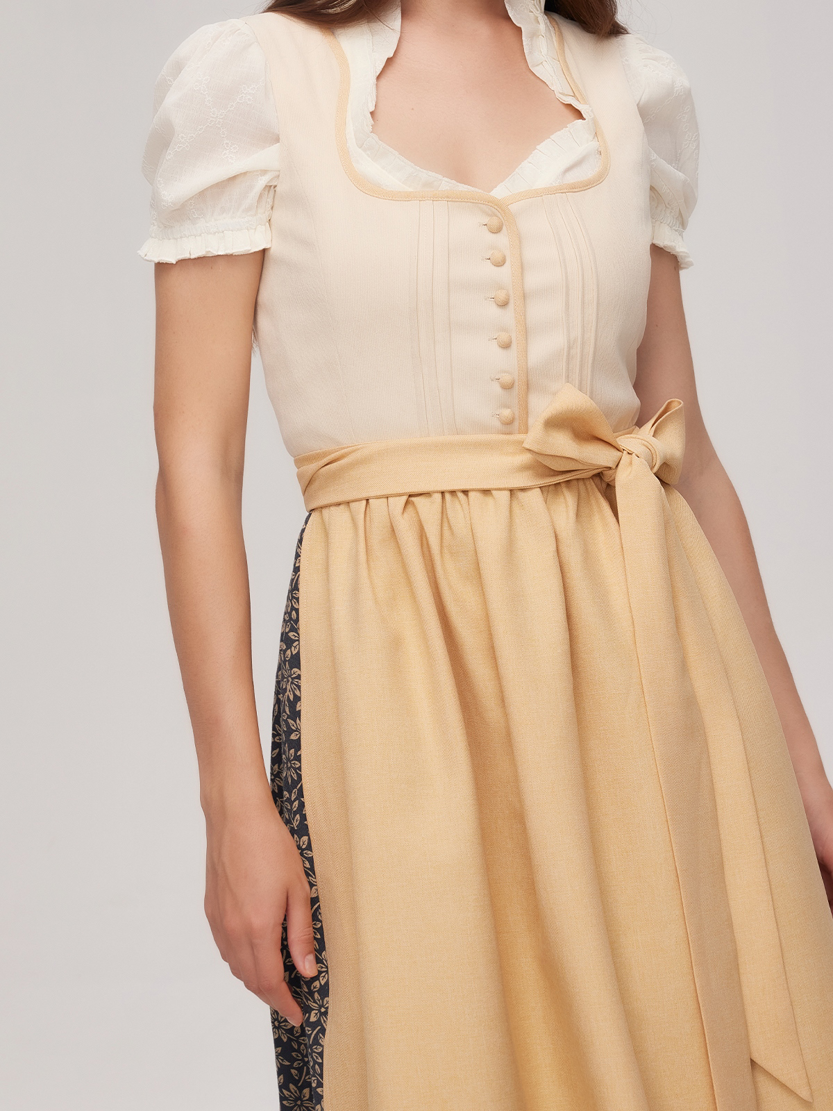 Elegantes rotes Dirndl mit gelber Schürze