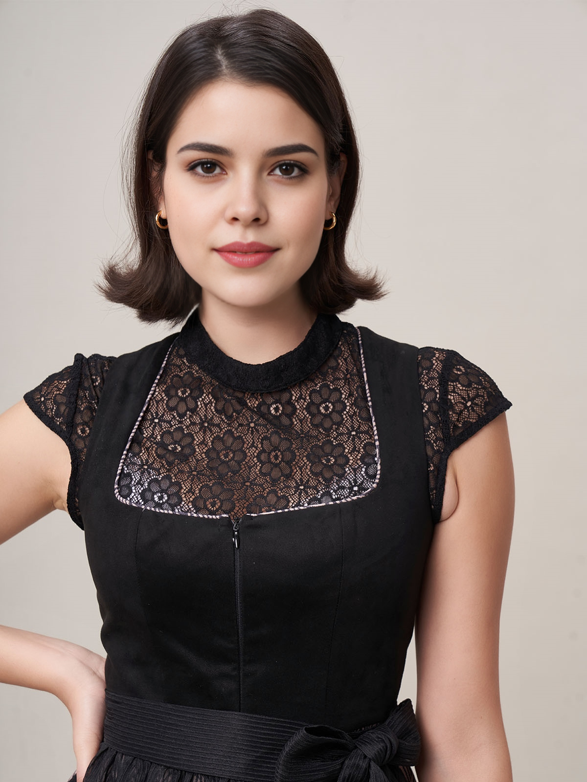 Moderne schwarze Dirndlbluse mit langen Ärmeln