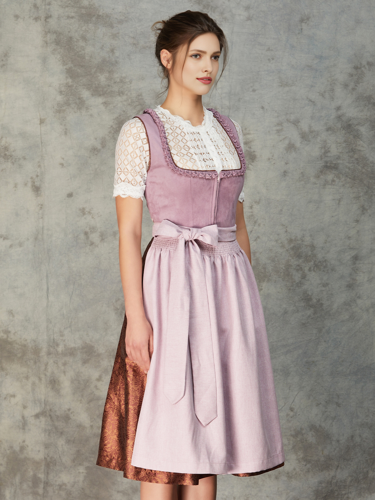 Graues Dirndl in eleganter Ausführung