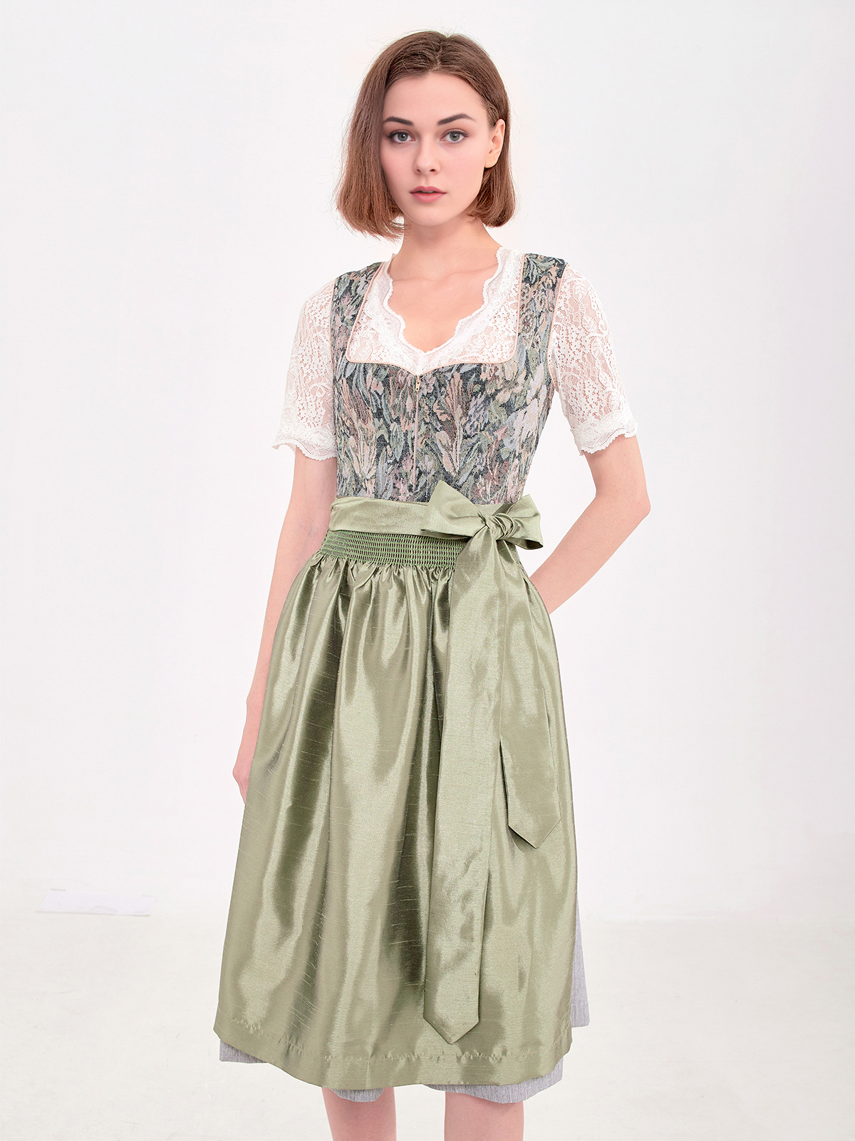 Elegantes grünes Dirndl mit floralen Details