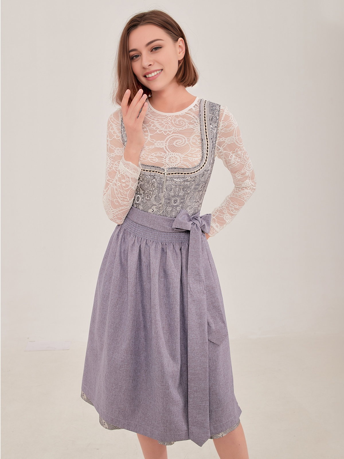 Modernes graues Dirndl mit schmaler Taille und kurzem Rock