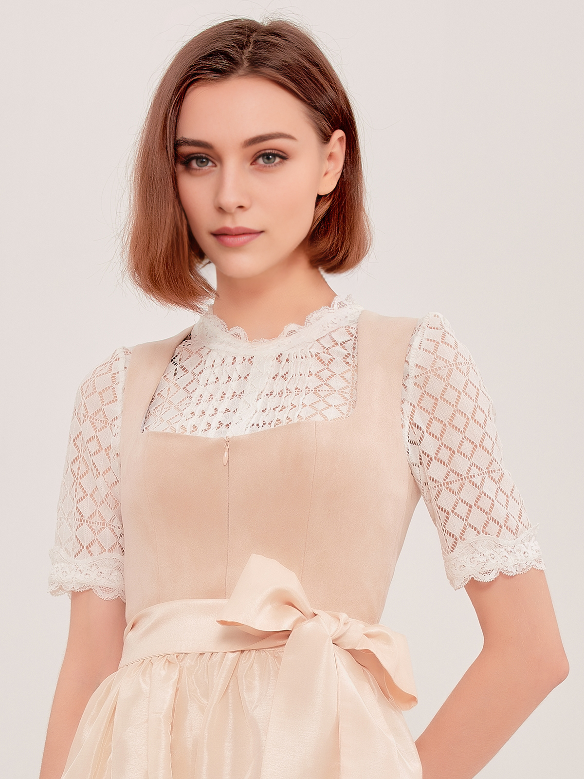 Elegantes grünes Hochzeitsdirndl mit floralen Details