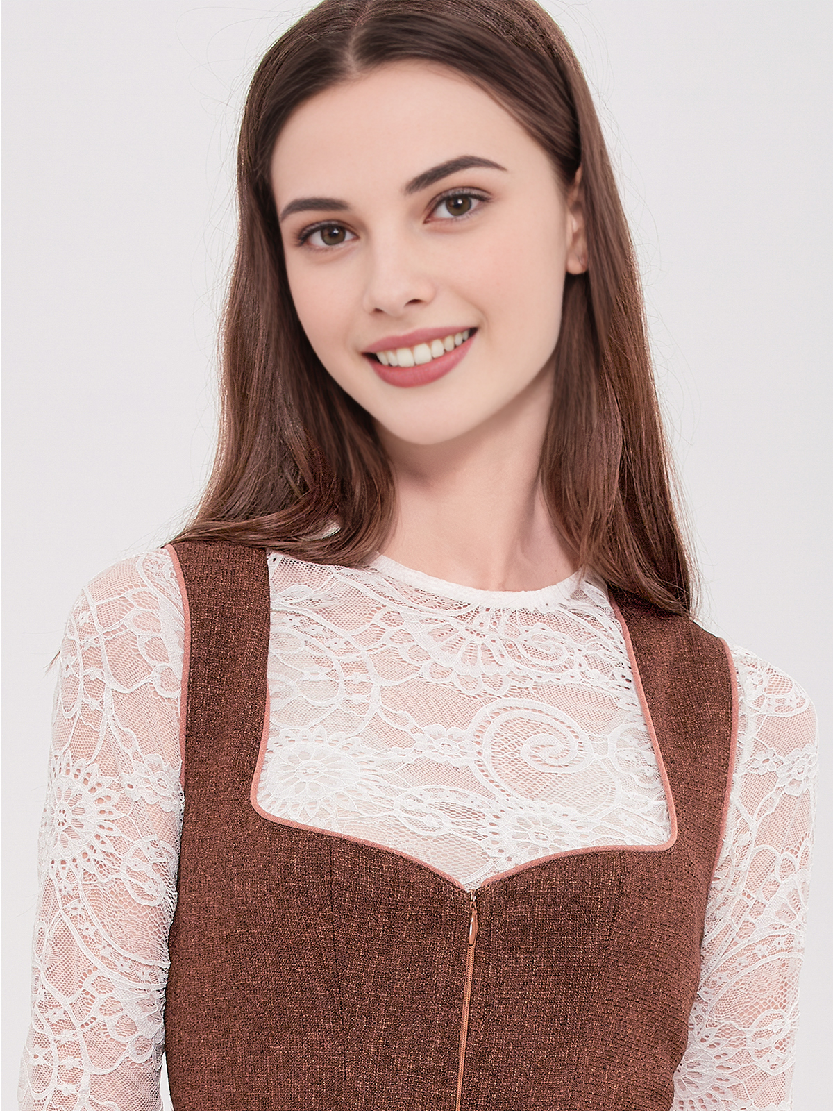 Dirndl in dunkelrotem Samt – ein Blickfang auf jedem Event