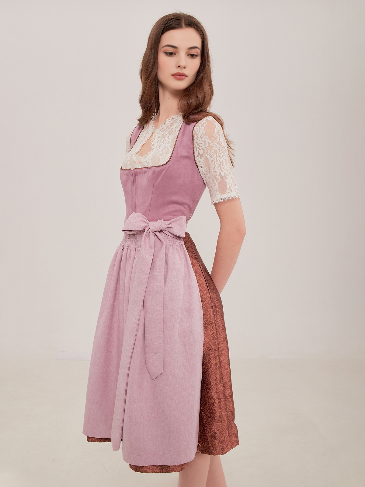 Schwarz Rotes Dirndl mit eleganter Stickerei