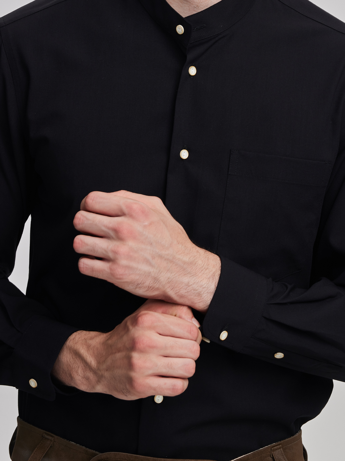 Modernes schwarzes Dirndl mit schlanker Silhouette