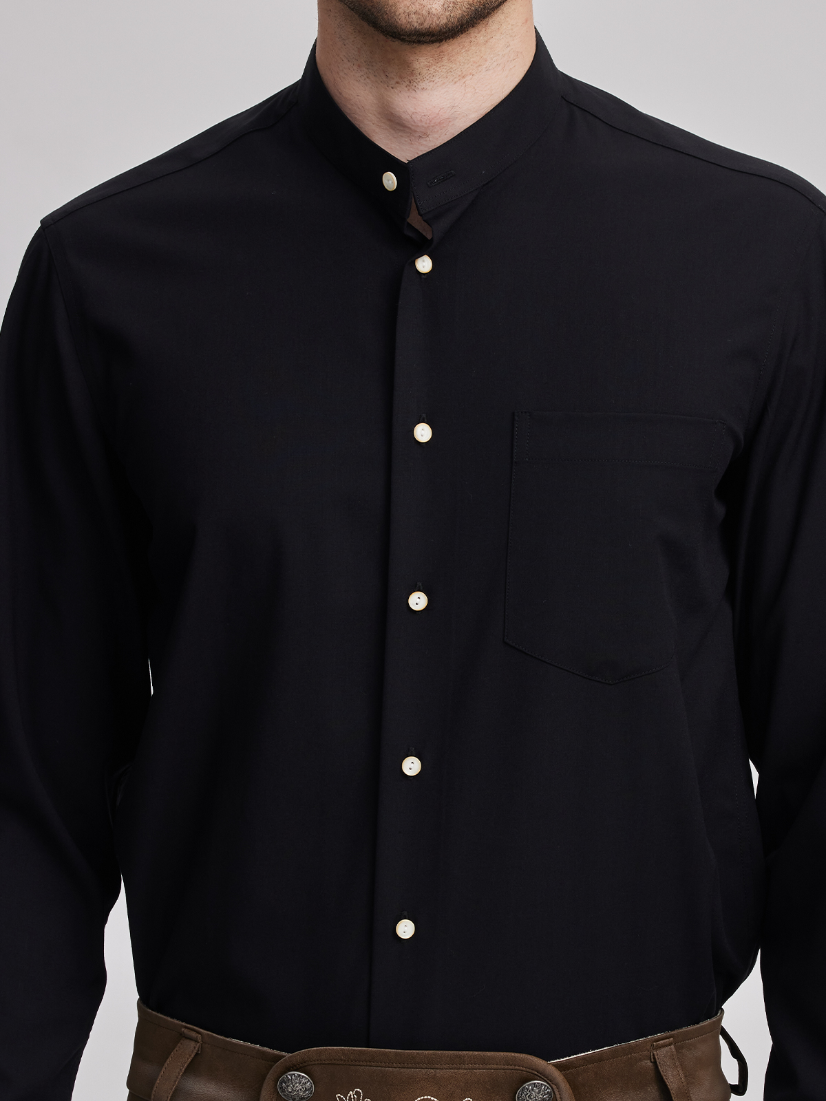 Modernes Dirndl in schwarz mit figurbetonter Silhouette