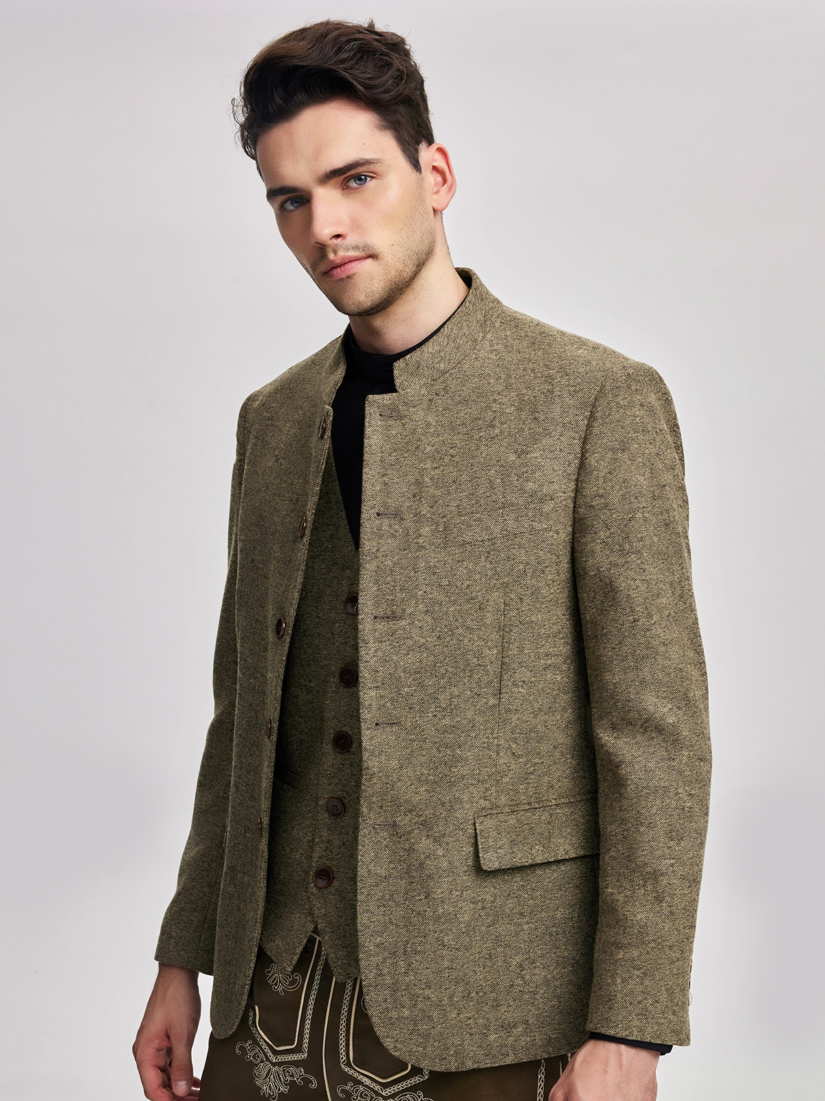 Modernes Dirndl in Olivgrün