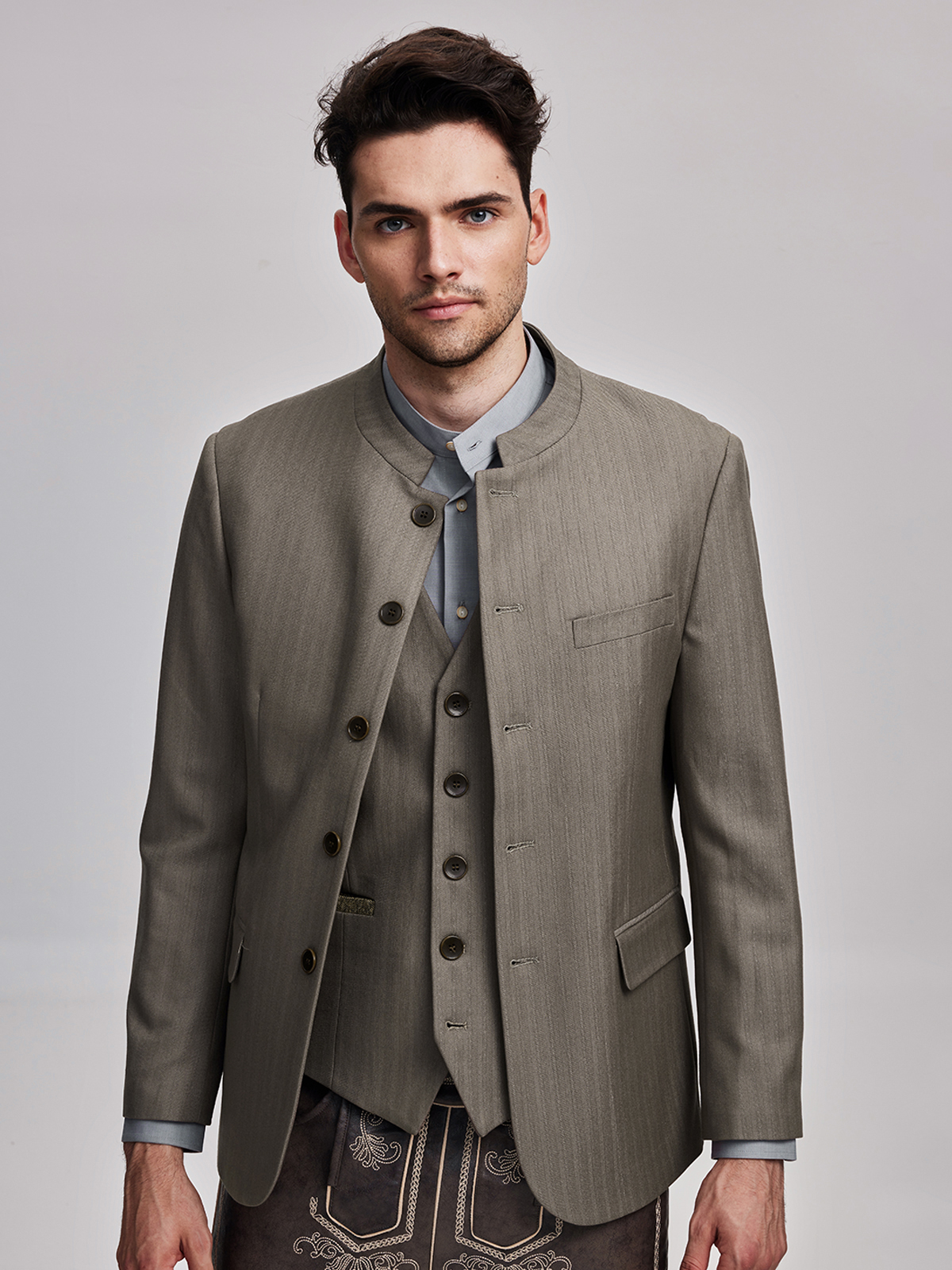 Dirndl in Braun mit modernem Schnitt