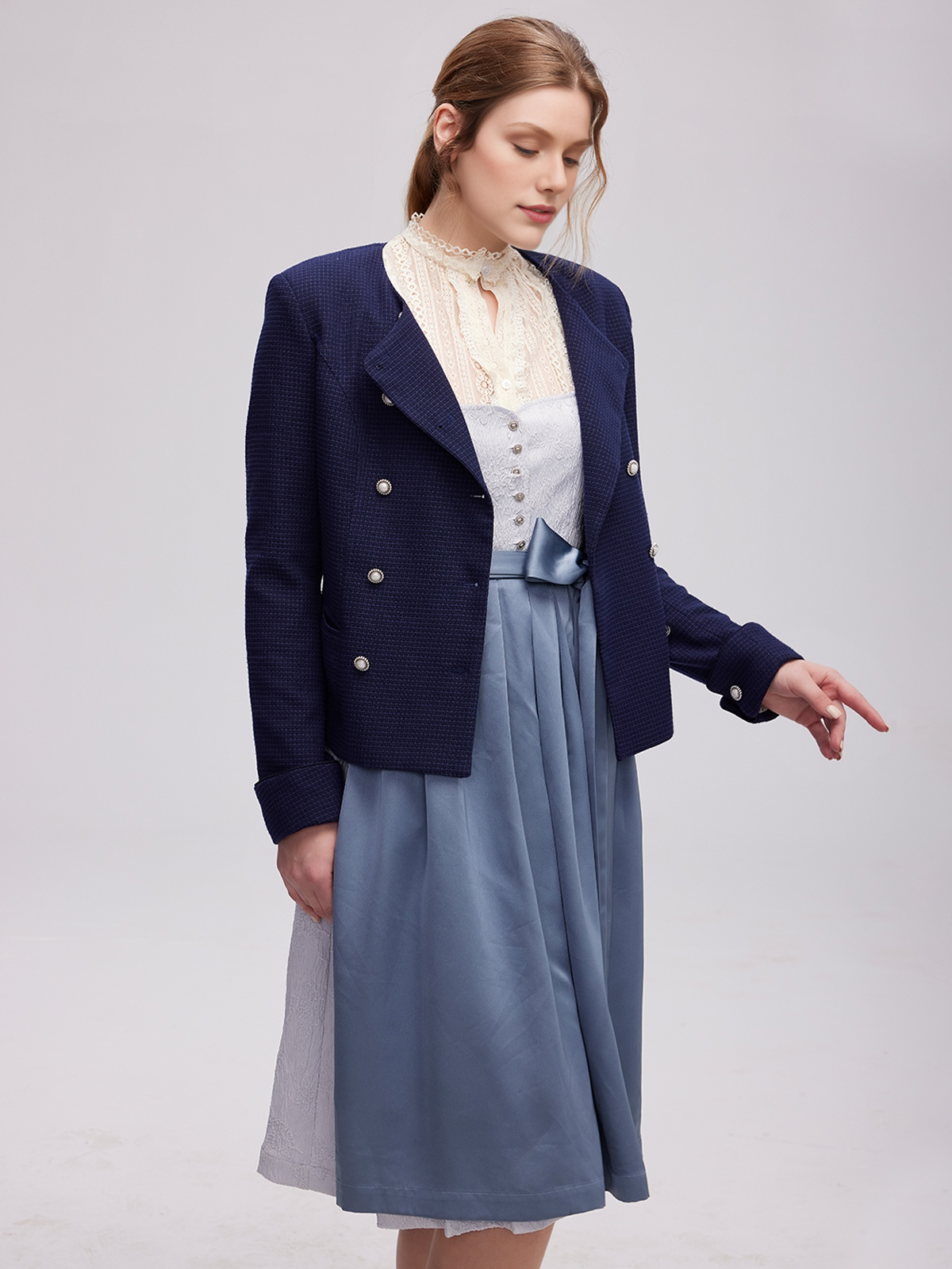 Dirndlbluse mit Spitze und V-Ausschnitt