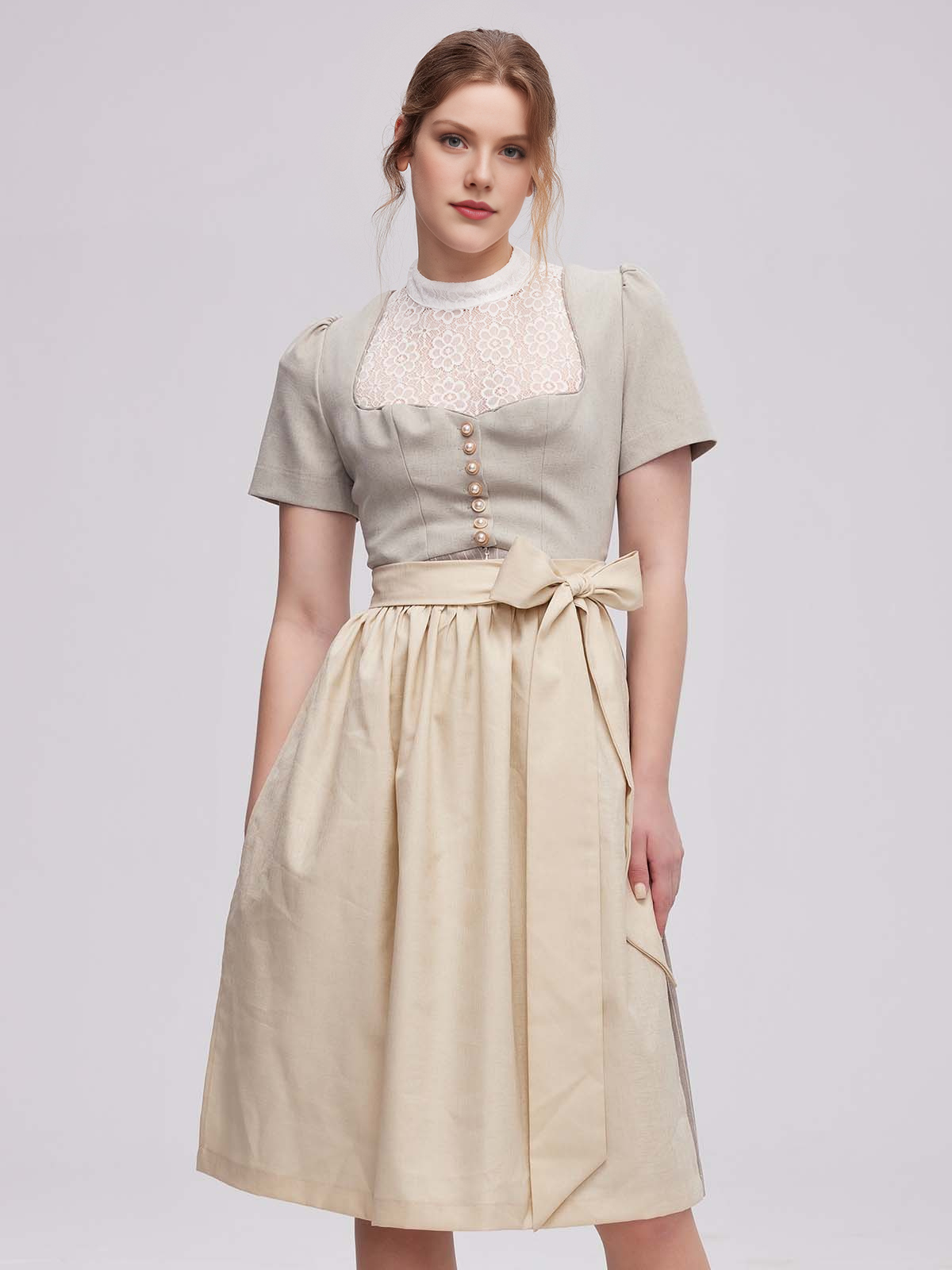 Rotes Dirndl mit grauer Schürze