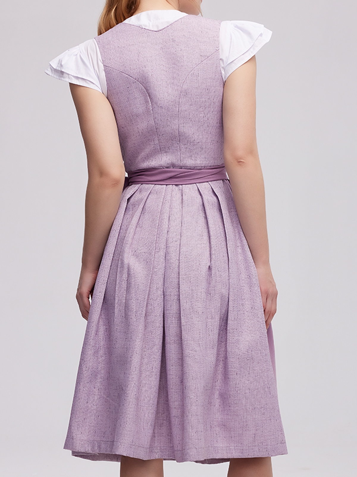 Ein elegantes lila Wildleder-Dirndl mit feiner Stickerei