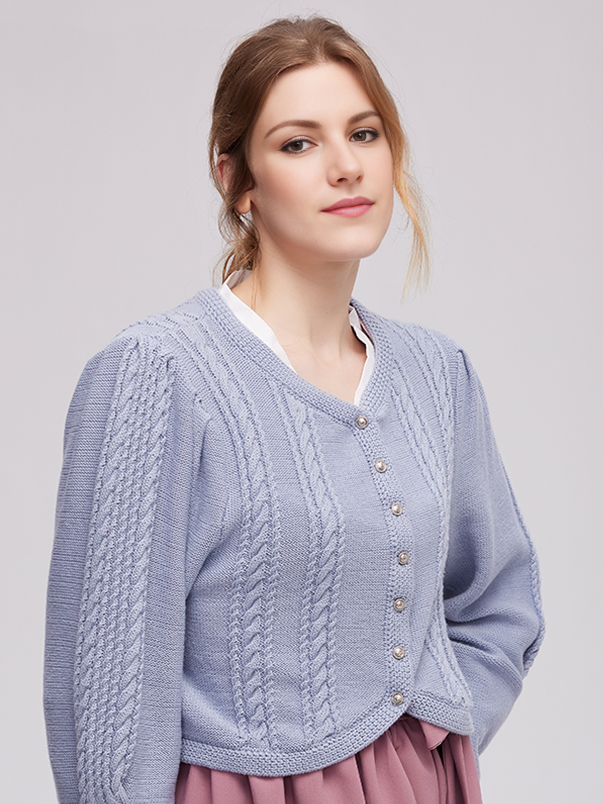 Dirndl in Blau mit traditioneller Stickerei